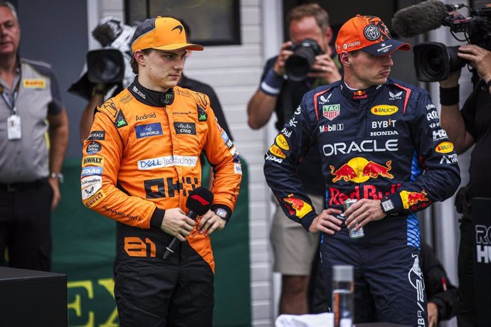 El piloto australiano de F1 Oscar Piastri (McLaren) y el neerlandés Max Verstappen (Red Bull), en el GP de Hungría 2024. 