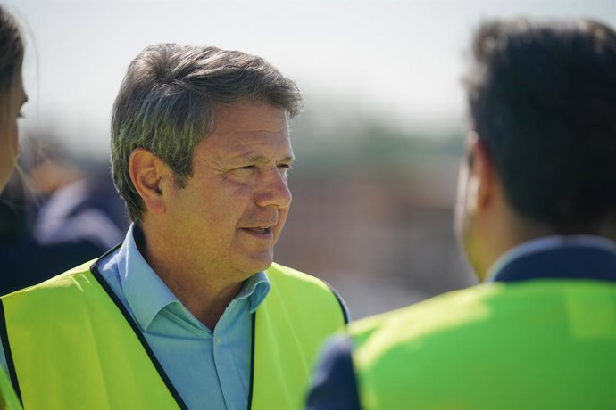 El secretario de Estado de Transportes y Movilidad Sostenible, José Antonio Santano, durante su visita al Centro Logístico de Júndiz, a 19 de julio de 2024, en Vitoria-Gasteiz, Álava, País Vasco (España). Durante su visita el ministro ha visto los avances