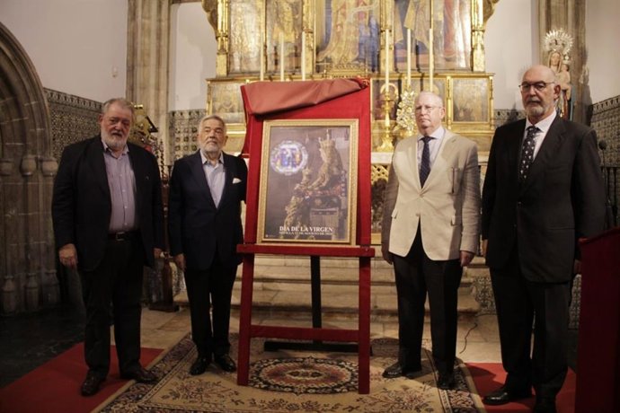 El presidente del Consejo de Hermandades con los autores del cartel del 'Día de la Virgen'.