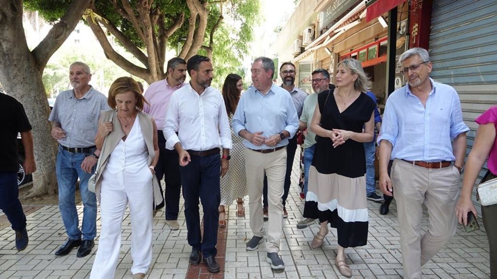 El secretario general del PSOE de Andalucía, Juan Espadas, junto al secretario general del PSOE de Málaga, Daniel Pérez, en Málaga