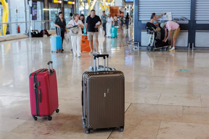 Maletas en un aeropuerto.