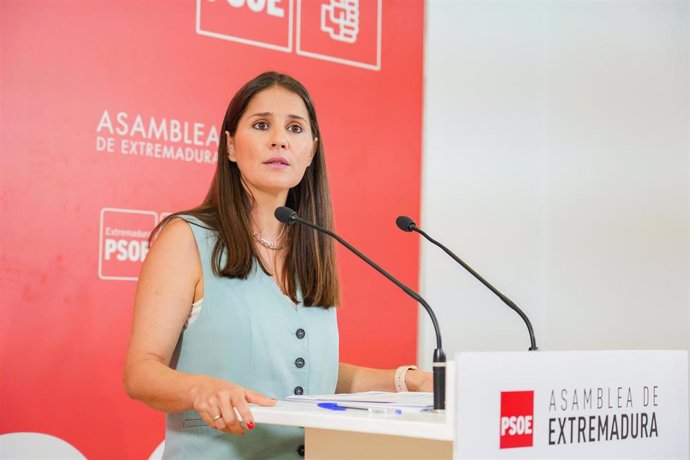 La portavoz de Sanidad del Grupo Parlamentario Socialista, Isabel Gil Rosiña, en rueda de prensa en Mérida