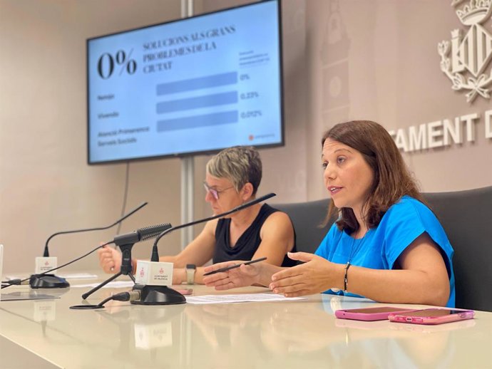 La portaveu de Compromís, Papi Robles, i la regidora Eva Coscollà.