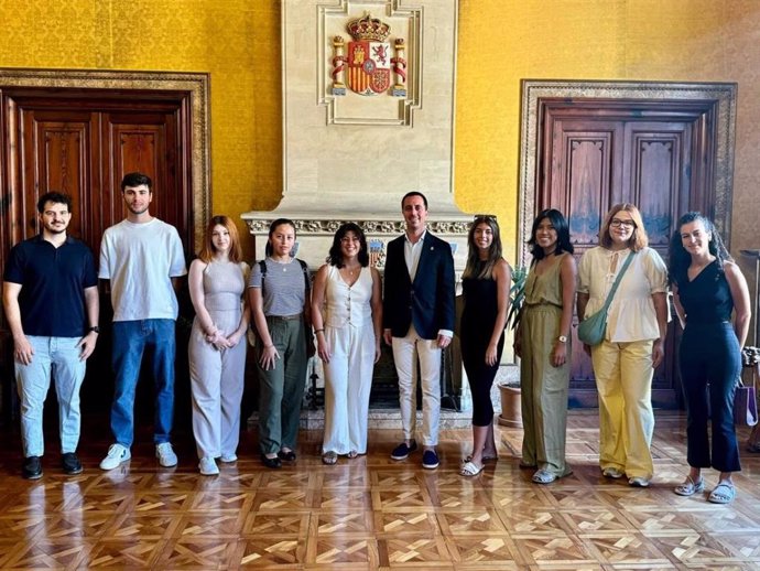 El presidente del Consell de Mallorca, Llorenç Galmés, con los siete jóvenes que han sido contratados a través del programa SOIB Jove en la institución.