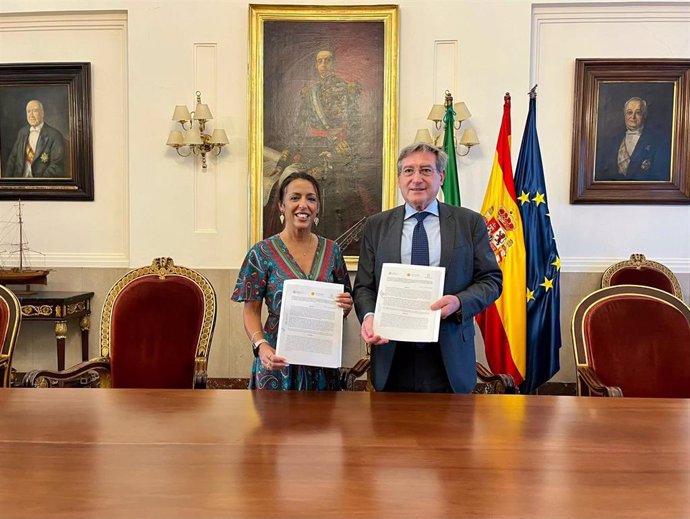 La presidenta del Instituto Andaluz de Investigación y Formación Agraria, Pesquera, Alimentaria y de la Producción Ecológica (Ifapa), Marta Bosquet, y el presidente de la Autoridad Portuaria de Sevilla (APS), Rafael Carmona.