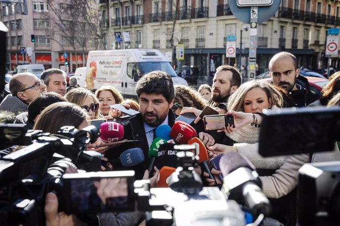 Archivo - El presidente de la Región de Murcia, Fernando López Miras, atiende a medios a su llegada al Comité Ejecutivo Nacional del PP, en la sede nacional del PP, a 30 de enero de 2023, en Madrid (España).