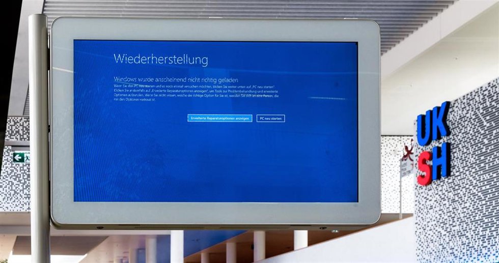 19 July 2024, Schleswig-Holstein, Luebeck: An electronic information board in the main building of the University Hospital indicates that it is not working due to a problem with Windows software. For this reason, operations at the UKSH also had to be ca