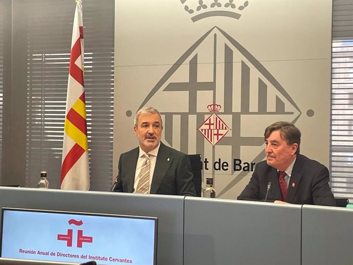 El alcalde de Barcelona, Jaume Collboni, y el director del Instituto Cervantes, Luis García Montero, en una rueda de prensa en el Ayuntamiento de Barcelona.