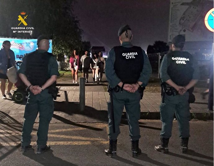 Agentes de la Guardia Civil supervisan el desarrollo del festival Boombastic.