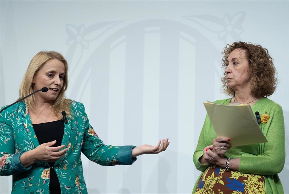 La consellera de Economía y Hacienda de la Generalitat, Natlia Mas (i), ofrece una rueda de prensa durante el XIV Pleno de la Comisión Mixta de Asuntos Económicos y Fiscales Estado-Generalitat (CMAEF), en el Districte Administratiu de la Generalitat, a