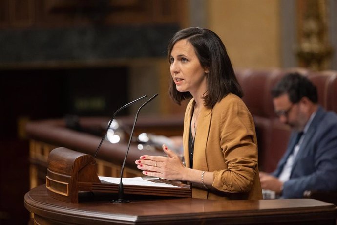 La secretaria general de Podemos, Ione Belarra, interviene durante una sesión extraordinaria en el Congreso de los Diputados, a 17 de julio de 2024, en Madrid (España). 