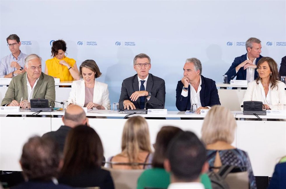 (I-D) El vicesecretario de Institucional del PP, Esteban González Pons; la secretaria general del PP, Cuca Gamarra; el líder del PP, Alberto Núñez Feijóo y el vicesecretario de Coordinación Autonómica y Local del PP, Elías Bendodo, durante la Junta Dire