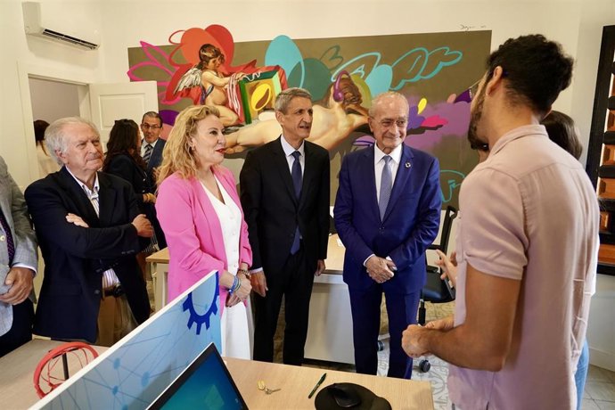 La consejera de Economía, Hacienda y Fondos Europeos y presidenta de Málaga TechPark, Carolina España (2i); el presidente de Fundación Unicaja, José M Domínguez (2d); y alcalde de Málaga, Francisco de la Torre (1d); visitan nuevo centro de emprendimient