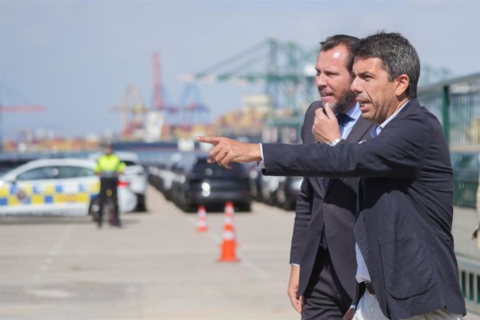 El ministro de Transportes y Movilidad Sostenible, Óscar Puente (i), y el president de la Generalitat, Carlos Mazón (d), durante la inauguración de la autopista ferroviaria Valencia-Madrid, en el Puerto de Valencia, a 22 de julio de 2024, en Valencia