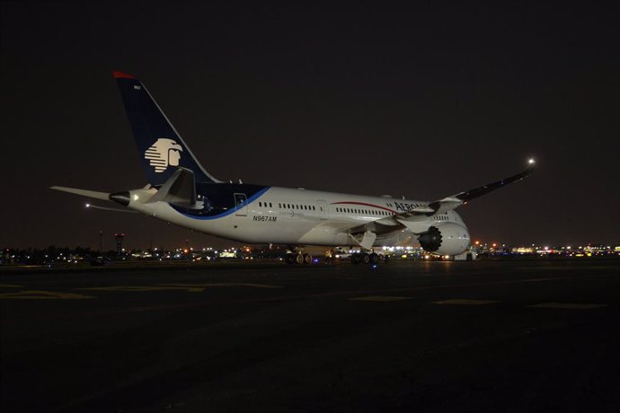 Archivo - 18 April 2020, Mexico, Mexico City: An Aeromexico flight AM 9849 PVG-MEX, lands at the Airport. The plane carries protective equipment delivered to Mexico from China to help fight coronavirus.