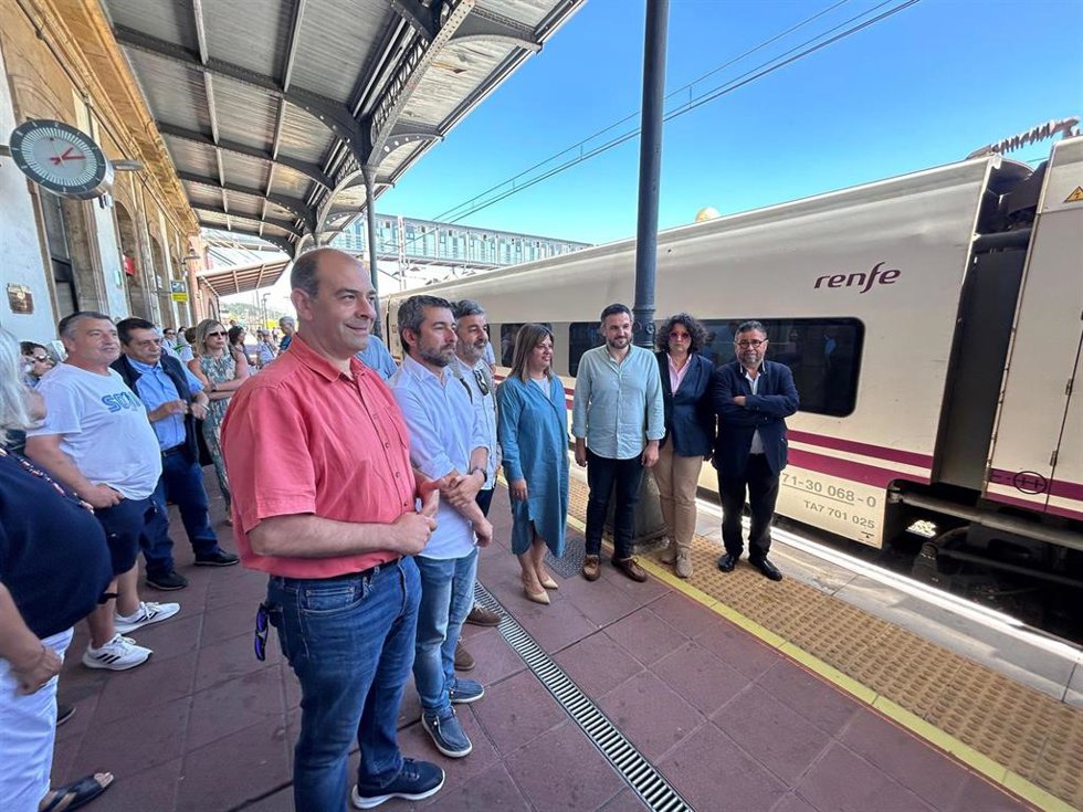 Llegada del primer Alvia a Avilés.