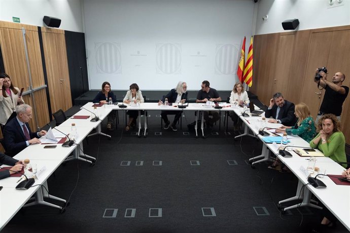 Momento del el XIV pleno de la Comisión Mixta de Asuntos Económicos y Fiscales Estado-Generalitat (Cmaef) con los secretarios de Estado de Hacienda y de Política Territorial Jesús Gascón y Arcadi España, y las conselleras Natàlia Mas y Ester Capella.