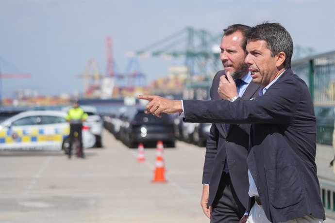 El ministre de Transports i Mobilitat Sostenible, Óscar Puente (e), i el president de la Generalitat, Carlos Mazón (d), durant la inauguració de l'autopista ferroviària València-Madrid, al Port de València, a 22 de juliol del 2024, a València