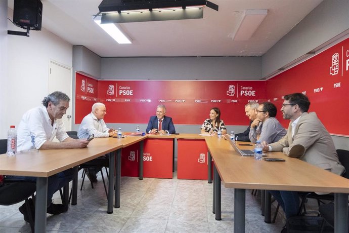 El secretario general del PSOE Canarias y ministro del Gobierno de España, Ángel Víctor Torres, se reúne con representantes de los dos sindicatos mayoritarios, CCOO y UGT