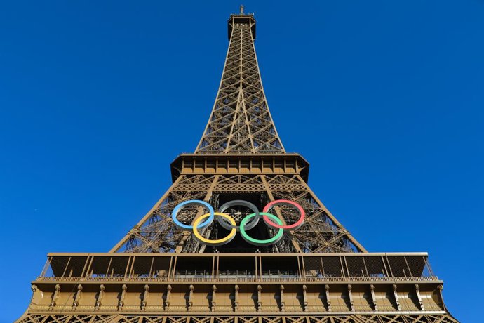 10 July 2024, France, Paris: The Eiffel Tower harbors the OLYMPIC RINGS for the Paris 2024 Olympic Games. 