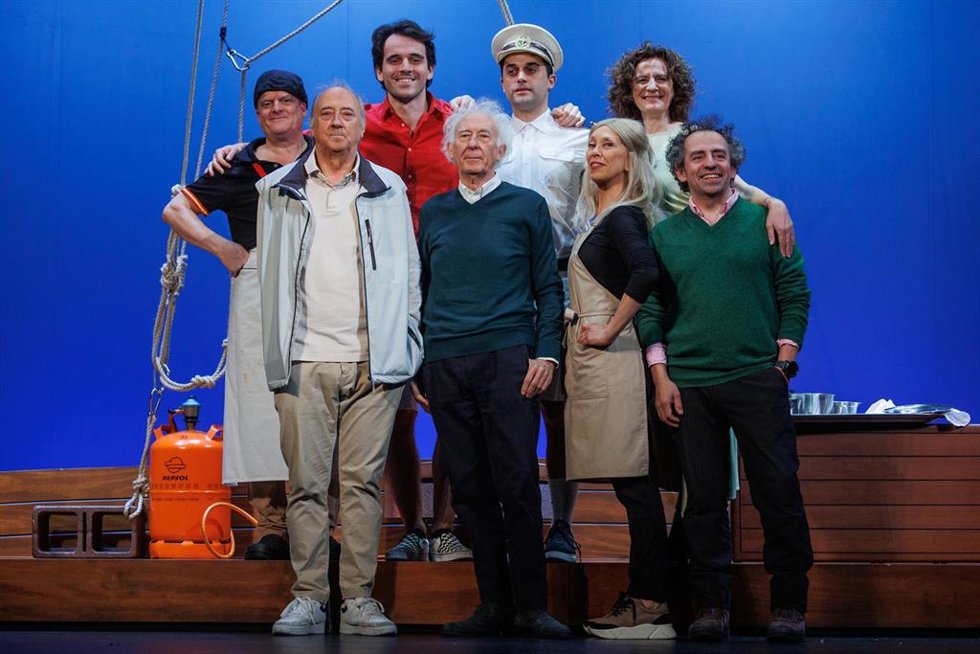 Archivo - Elenco de la obra de teatro El Rey que fue de la compañía Els Joglars
