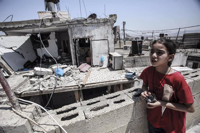 Archivo - Una niña palestina frente a una casa destruida por el Ejército de Israel durante una operación militar en Yenín, Cisjordania (archivo)