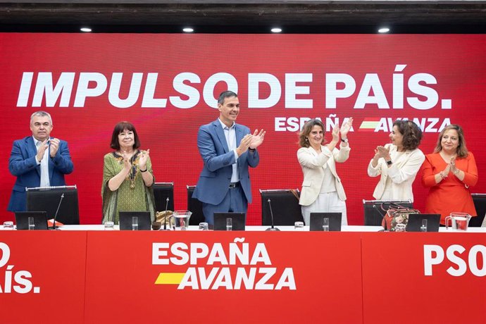 Archivo - (I-D) El secretario de Organización del PSOE, Santos Cerdán; la presidenta del PSOE, Cristina Narbona; el presidente del Gobierno, Pedro Sánchez; la cabeza de lista del PSOE al Parlamento Europeo y vicepresidenta tercera del Gobierno, Teresa Rib