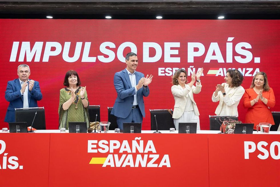 Archivo - (I-D) El secretario de Organización del PSOE, Santos Cerdán; la presidenta del PSOE, Cristina Narbona; el presidente del Gobierno, Pedro Sánchez; la cabeza de lista del PSOE al Parlamento Europeo y vicepresidenta tercera del Gobierno, Teresa R