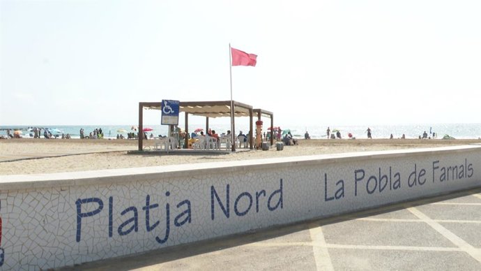 Archivo - Arxiu - La platja de La Pobla de Farnals es tanca al bany per una taca en el mar