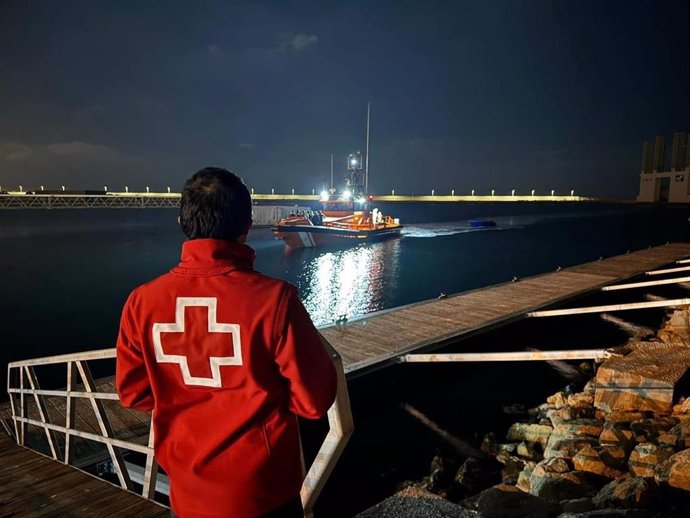 Archivo - Efectivos de Cruz Roja en el Puerto de Alicante esperan la llegada de pateras interceptadas en la provincia en imagen de archivo.