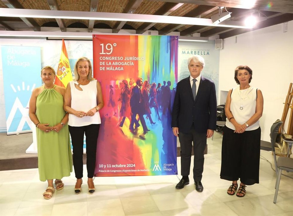 El decano de la Abogacía de Málaga, Salvador González, y concejala de Asesoría Jurídica, María Francisca Caracuel, en la presentación de la 19 edición del congreso jurídico.