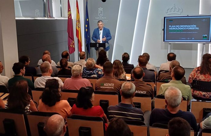 El consejero de Medio Ambiente, Universidades, Investigación y Mar Menor, Juan María Vázquez, inaugura la jornada en la que se presentan las principales actuaciones contempladas en el Plan Hidrológico Forestal y de Actuaciones de Urgencia en el Mar Menor