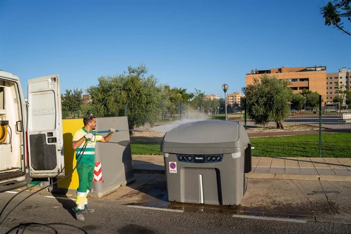 Renovación de los contenedores de carga lateral en Mairena.