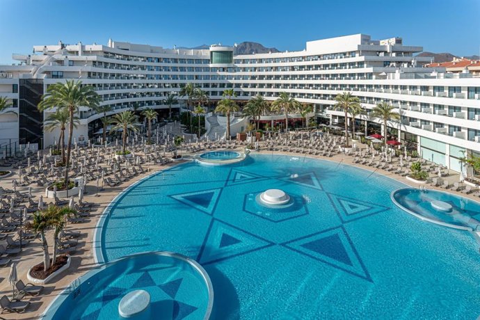 Piscina y exteriores del Hotel Mediterranean Palace