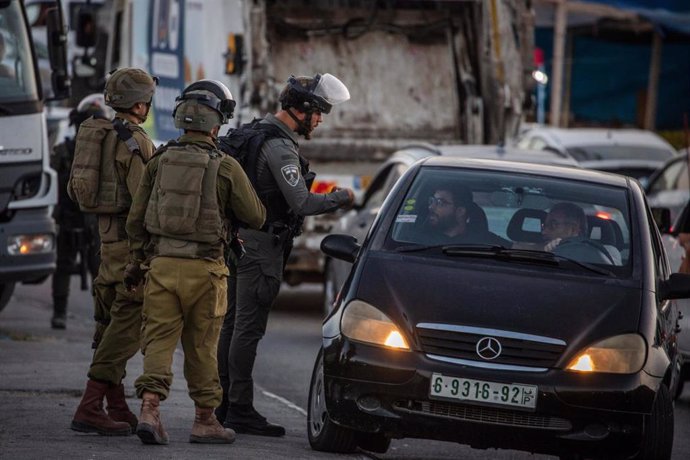 Archivo - 09 October 2022, Israel, Jerusalem: Israeli soldiers blocking the entrance to Shuafat refugee camp as Israeli Police and Security services are searching for a shooter after an Israeli soldier was killed in an attack on a checkpoint in East Jerus