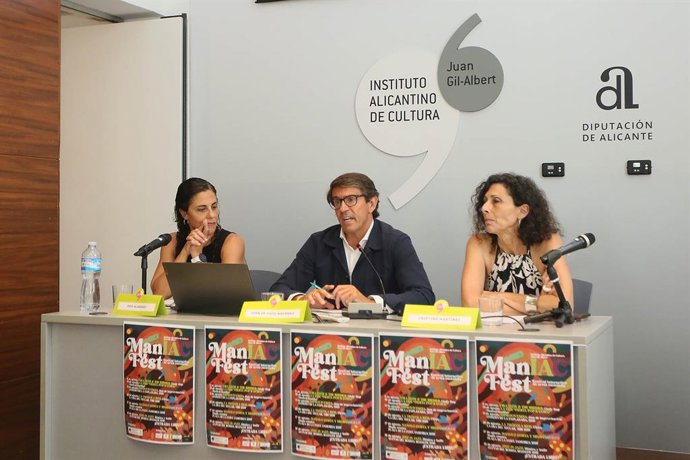 El diputado de Cultura, Juan de Dios Navarro, y la directora del Gil-Albert, Cristina Martínez, presentan el festival ManIAC Fest