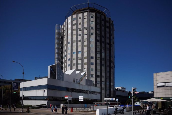 Archivo - Fachada del Hospital Universitario La Paz