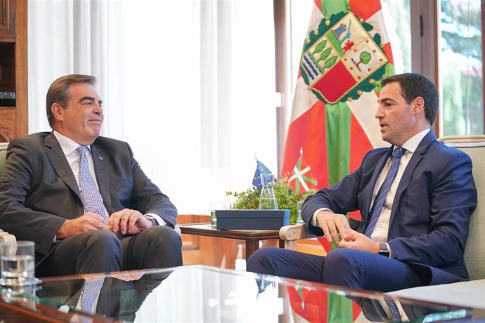 El vicepresidente de la Comisión Europea, Margaritis Schinas, y el Lehendakari, Imanol Pradales, en Vitoria