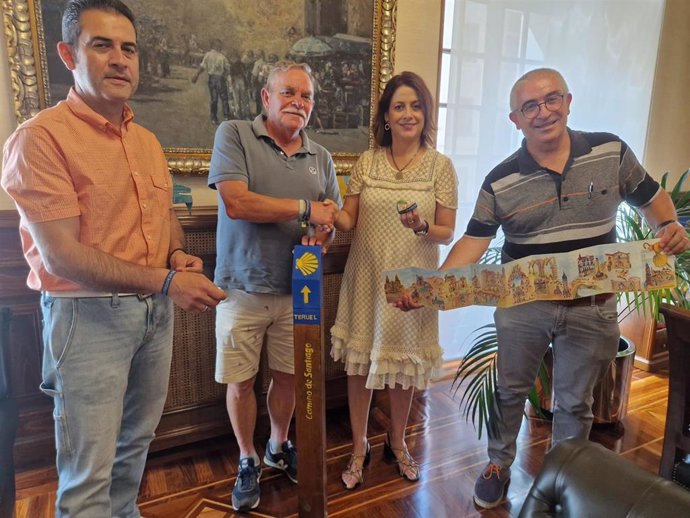 La alcaldesa de Teruel, Emma Buj, y el concejal de Turismo, Eduardo Suárez, han recibido al presidente y al secretario de la Asociación de Amigos del Camino de Santiago de Sagundo,  Francisco Bono y Gregorio Gámez.