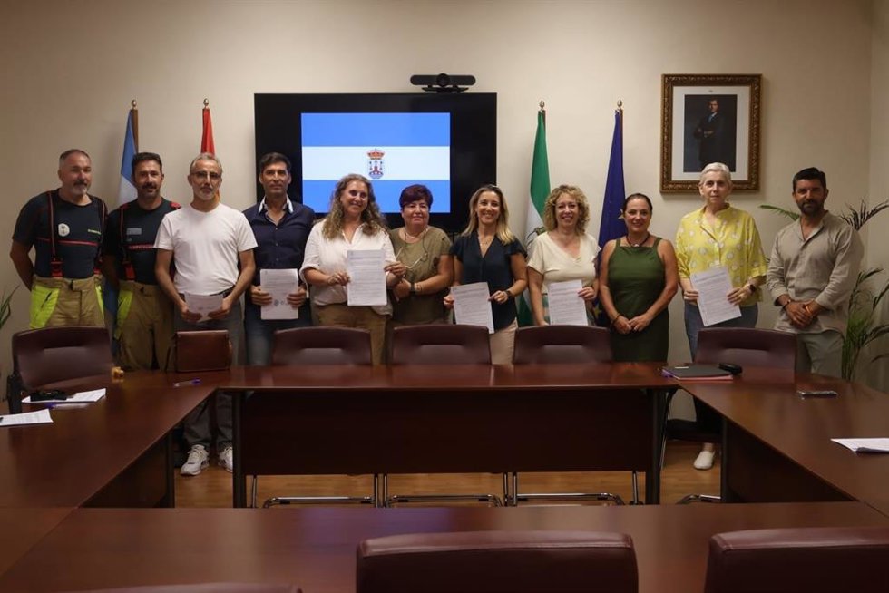 La alcaldesa, Ana Isabel Jiménez, ha presidido la rúbrica sobre los acuerdos alcanzados con unanimidad para la proyección del personal y el reglamento de control horario.