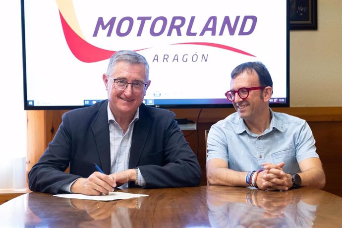 Blasco, junto al gerente de Motorland, Jorge Panadés, en la firma del contrato con Dorna.