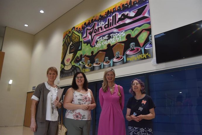 La concejal de Educación y Cultura del Ayuntamiento de Valladolid, Irene Carvajal (segunda por la dcha), en su visita a la Escuela Infantil de Verano de la Asociación de Mujeres Rondilla.