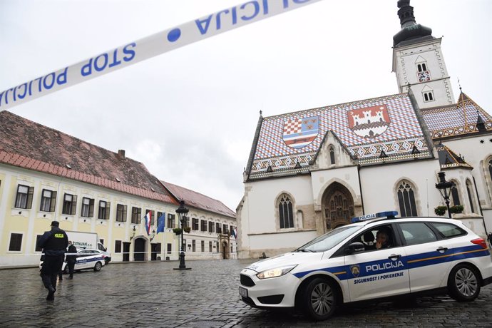 Archivo - (201012) -- ZAGREB, Oct. 12, 2020 (Xinhua) -- Policemen are seen after a shooting incident outside the Croatian government building at St. Mark's Square in Zagreb, Croatia, Oct. 12, 2020. A police officer was wounded in a shooting on Monday morn