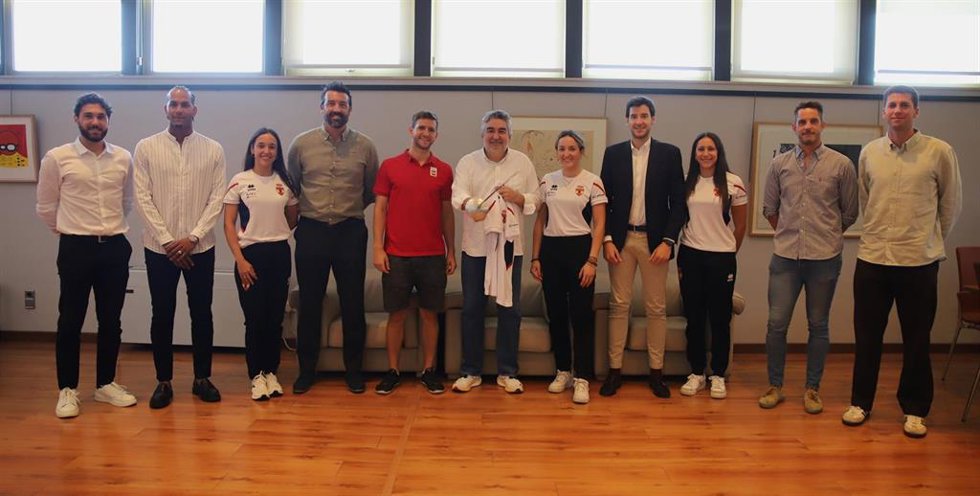 El presidente del CSD, José Manuel Rodríguez Uribes, recibe a las selecciones femenina de sable y masculina de espada, bronces en el último Europeo.