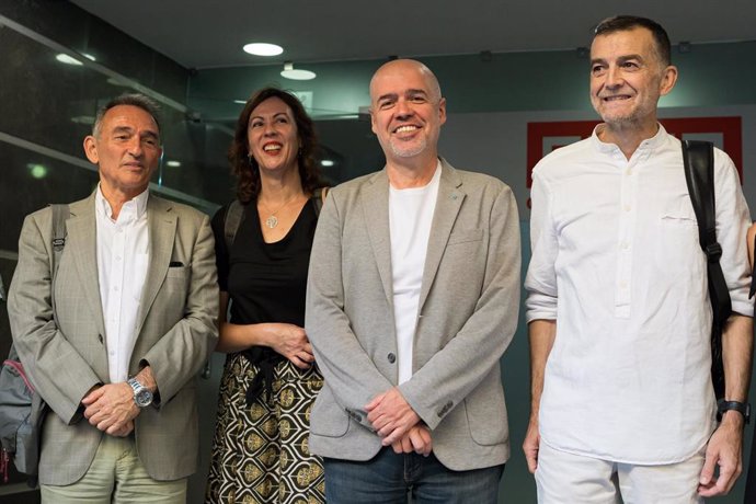 (I-D) El portavoz parlamentario de IU, Enrique Santiago; la responsable de Organización de IU, Eva García Sempere; el secretario general de CCOO, Unai Sordo y el coordinador federal de Izquierda Unida, Antonio Maíllo, a 22 de julio, en Madrid (España). 