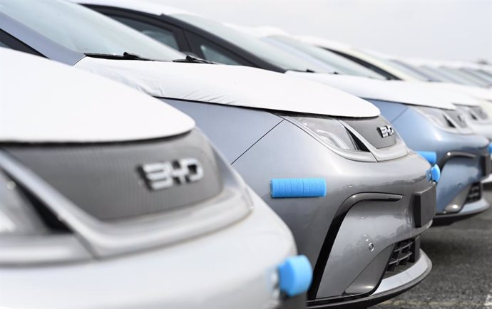 Archivo - FILED - 26 February 2024, Bremen, Bremerhaven: Hundreds of new Dolphin cars from the Chinese car manufacturer BYD are parked in the port in Bremerhaven. Photo: Lars Penning/dpa