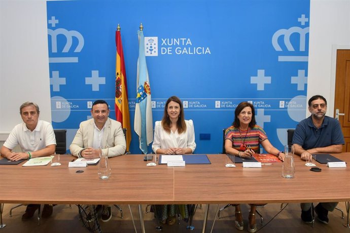 La conselleira do Medio Rural. María José Gómez, firma con los sindicatos el acuerdo de mejora de las condicioens del personal funcionario del servicio de prevención de incendios.