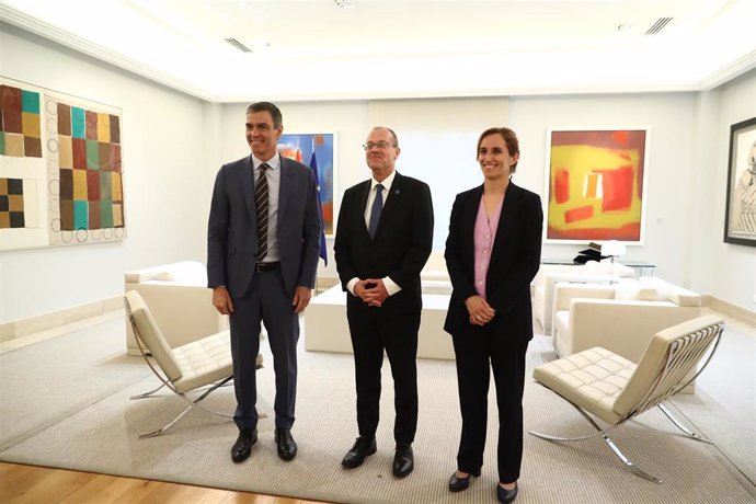 Archivo - El presidente del Gobierno, Pedro Sánchez, acompañado por la ministra de Sanidad, Mónica García, junto al director regional de la OMS para Europa, Hans Kluge.