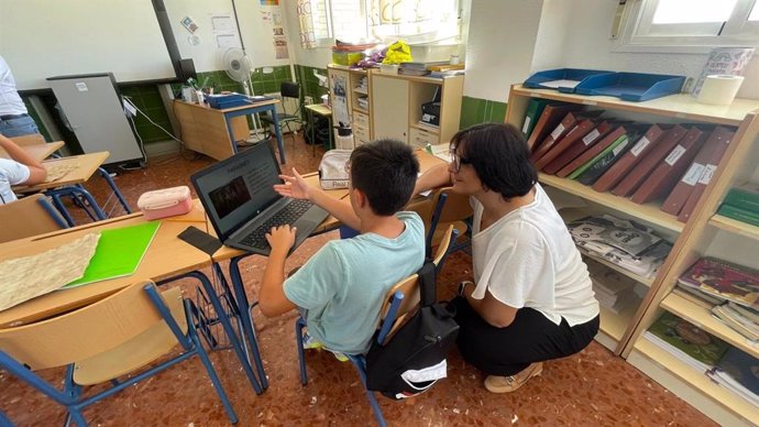 La delegada de Desarrollo Educativo y Formación Profesional de la Junta en Granada , María José Martín, durante una visita al Colegio Segalvina de Salobreña (Granada).