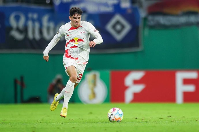 Archivo - El lateral español Hugo Novoa, durante un partido de Copa Alemana con el RB Leipzig alemán. 